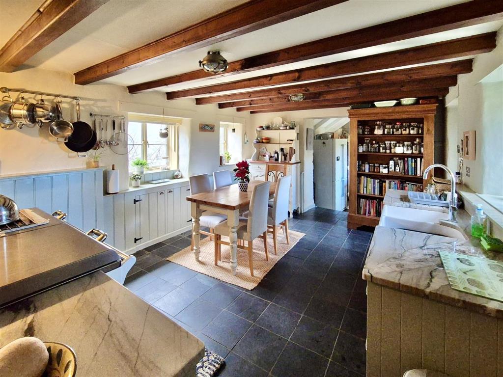 Lot: 109 - THATCHED DECEPTIVELY SPACIOUS DETACHED COTTAGE WITH GARDENS AND PARKING - Kitchen dining room